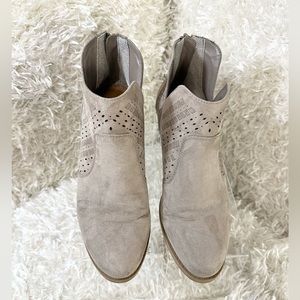 Crown Vintage Tan Suede Booties Women’s Size 8.5